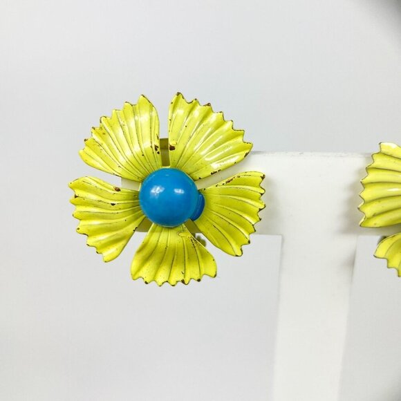 Vintage Yellow Flower Power Enamel Metal Clip-On Earrings Blue Centers Groovy - Picture 2 of 5